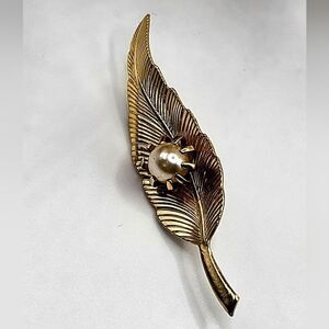 "5/$25" Vintage Gold Feather Leaf Faux Pearl Brooch